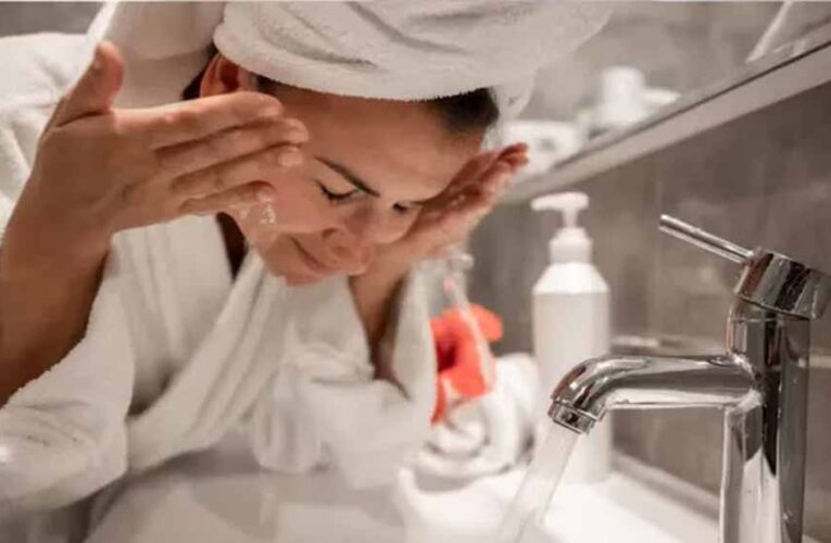 गलत फेसवॉश से बढ़ सकता है एक्ने, जानें सही क्लींजर कैसे चुनें