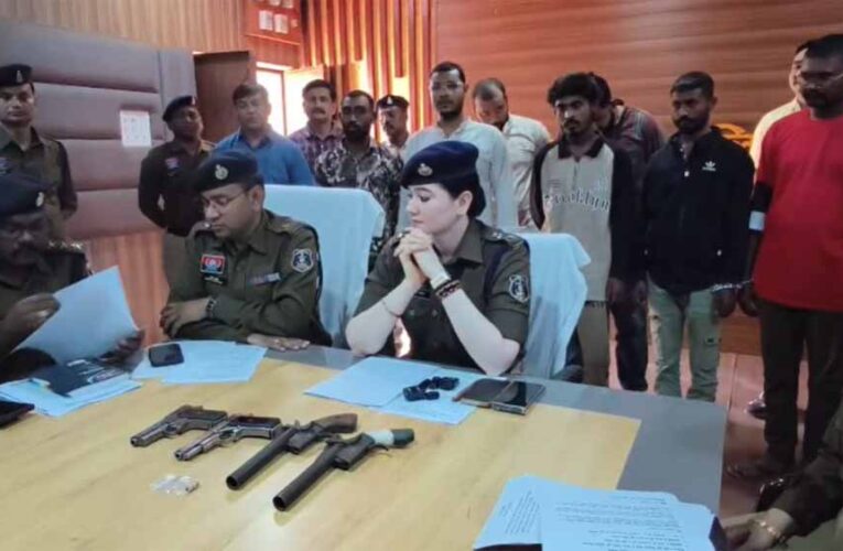 CG पुलिस का बड़ा एक्शन: हथियार लहराकर दहशत फैलाने वाले 7 आरोपी गिरफ्तार, पिस्टल व देशी कट्टे जब्त
