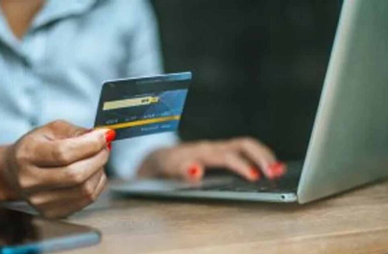 ऑनलाइन शॉपिंग में डेबिट कार्ड से हो सकता है नुकसान, जानिए क्यों एक्सपर्ट करते हैं मना