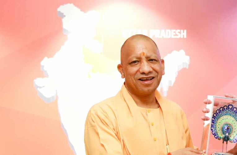 सिंगापुर में भारतीय समुदाय से मुख्यमंत्री योगी आदित्यनाथ ने किया संवाद