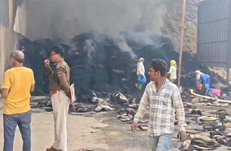 राइस मिल में भीषण आग, लाखों का धान और हजारों खाली बारदाने जलकर राख