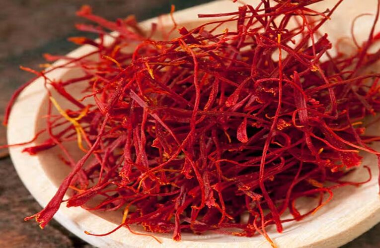 कश्मीर में केसर उत्पादन में गिरावट, किसानों ने सोलर पंप लगाने की उठाई मांग