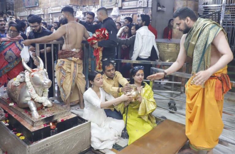 अभिनत्री मेधा शंकर बाबा महाकाल के दर्शन, दो घंटे तक की शिव आराधना