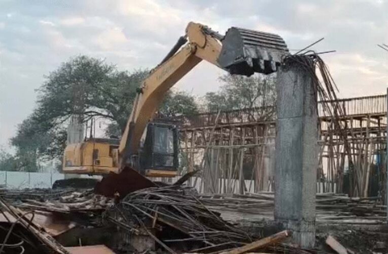 उज्जैन में शंकराचार्य मठ की 3 मंजिला बिल्डिंग पर चला बुलडोजर, सिंहस्थ 2028 से पहले अतिक्रमण हटाने की कार्रवाई