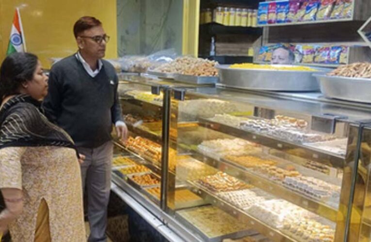 इंदौर में होली से पहले बड़ा निरीक्षण, मिठाई-डेयरी दुकानों से 38 सैंपल लिए गए