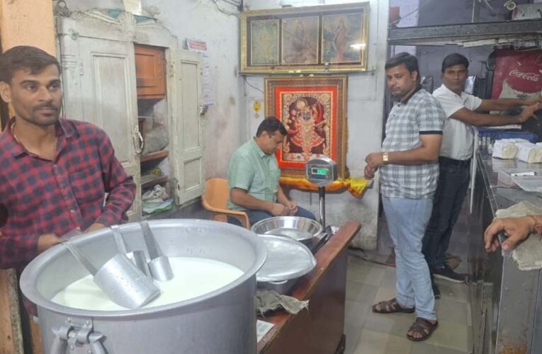 इंदौर में मिठाई और नमकीन के 11 बड़े प्रतिष्ठानों पर छापे, होली से पहले हड़कंप