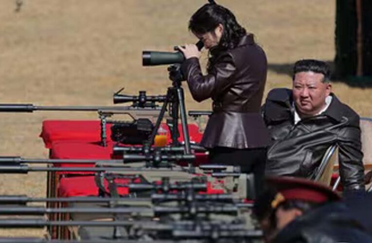 किम जोंग उन ने अधिकारियों को दीं स्नाइपर राइफल, बेटी को देखा निशाना लगाते हुए