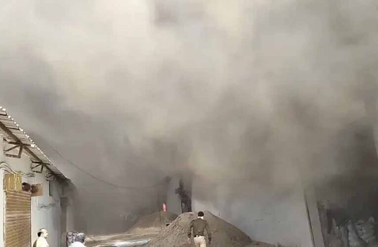 इंडस्ट्रियल एरिया में पेंट–पुट्टी फैक्ट्री में भीषण आग, इलाके में दहशत; दमकल की कई गाड़ियां तैनात