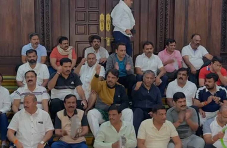 शराब घोटाला: भाजपा-जेडीएस विधायकों ने विधानसभा में बिताई रात, भजन-गीत और नारे लगाकर किया प्रदर्शन