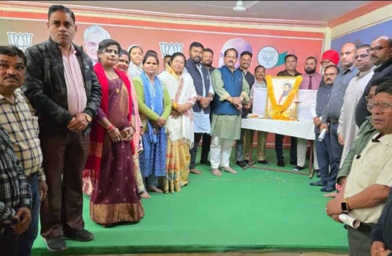 भाजपा कार्यालय मंडला में श्रद्धा एवं सम्मान के साथ मनाई गई संत रविदास जयंती