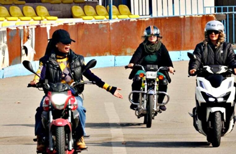 इरान में महिलाओं को मिली बाइक चलाने की आज़ादी, नया कानून लागू