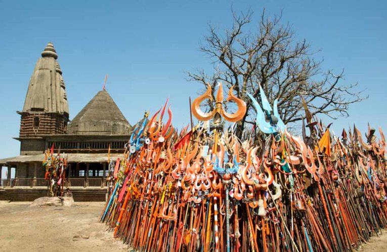 त्रिशूल लेकर चौरागढ़ महादेव के लिए निकले श्रद्धालु, सतपुड़ा की वादियों में गूंजे हर-हर महादेव के जयकारे