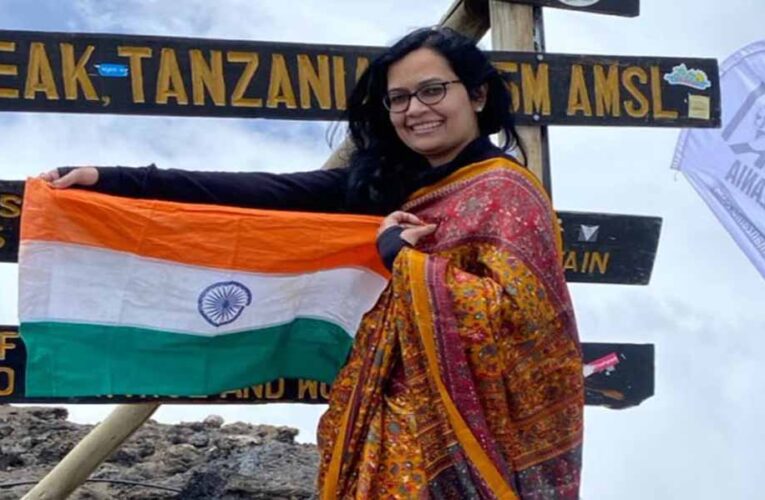 इंदौर की बेटी आंकाक्षा ने 19,000 फीट ऊंची किलिमंजारो चोटी पर चढ़ाई, साड़ी पहन लहराया तिरंगा