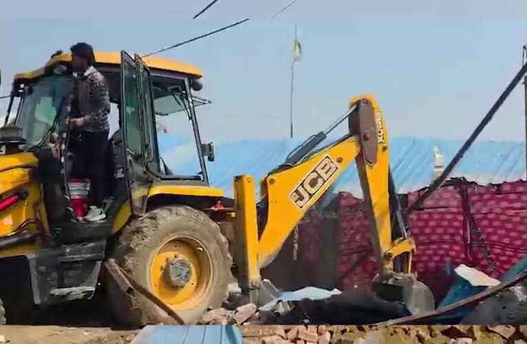 बरेली में मस्जिद पर चला बुलडोजर, कोर्ट के आदेश पर ढहाए गए अवैध निर्माण, पुलिस फोर्स की तैनाती