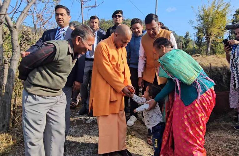 बच्चों के बीच उमड़ा ‘बाबा’ का बालप्रेम,  मुख्यमंत्री योगी आदित्यनाथ ने उत्तराखंड के अपने पैतृक गांव पंचूर में किया रात्रि विश्राम