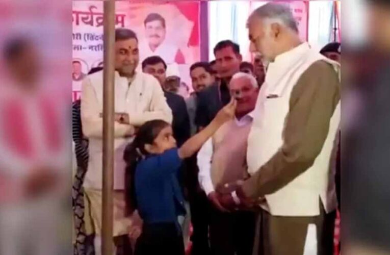 कैबिनेट मंत्री ने बेबाक रिपोर्टर के पैर छूकर किया सम्मान, फेसबुक पर शेयर किया VIDEO