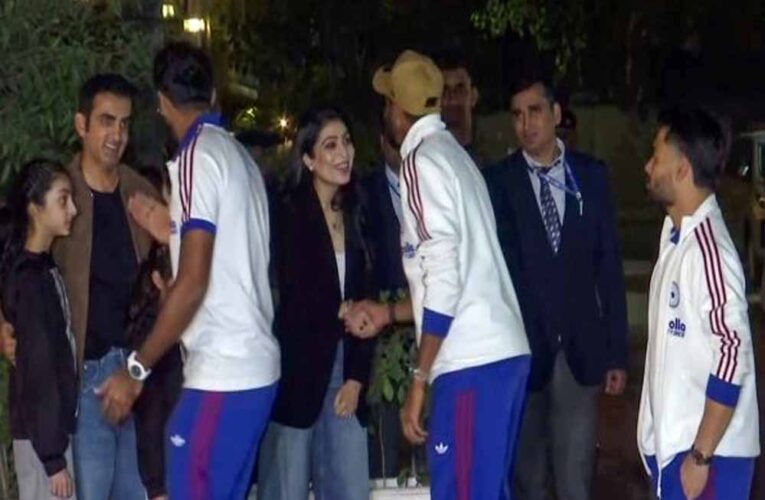 टीम इंडिया का ‘फैमिली मोमेंट’: गंभीर के घर खिलाड़ियों और सपोर्ट स्टाफ की मुलाकात