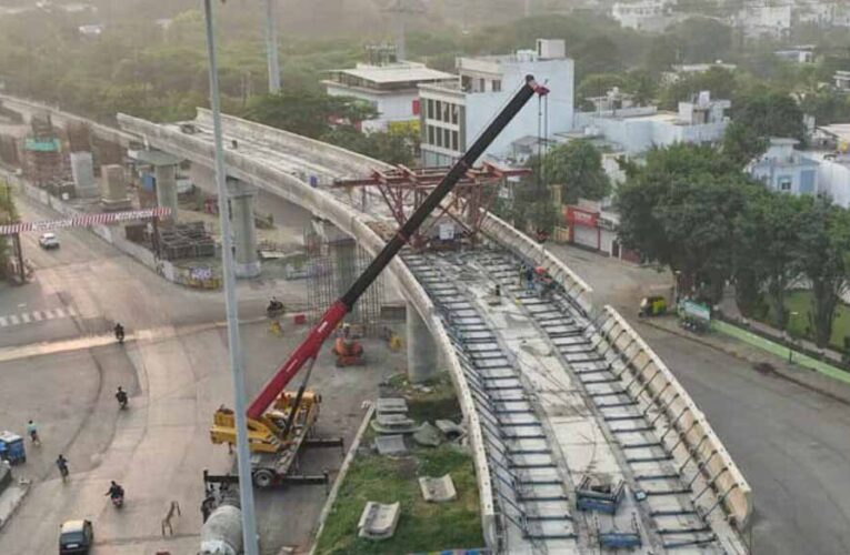 इंदौर में सड़क के बीच बिछी नर्मदा लाइन, एलिवेटेड कॉरिडोर बनाना होगा मुश्किल