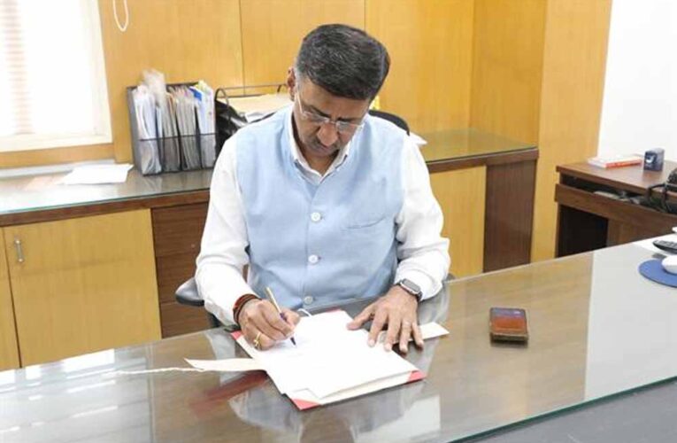 नवागत आयुक्त जनसंपर्क श्री मनीष सिंह ने कार्यभार ग्रहण किया