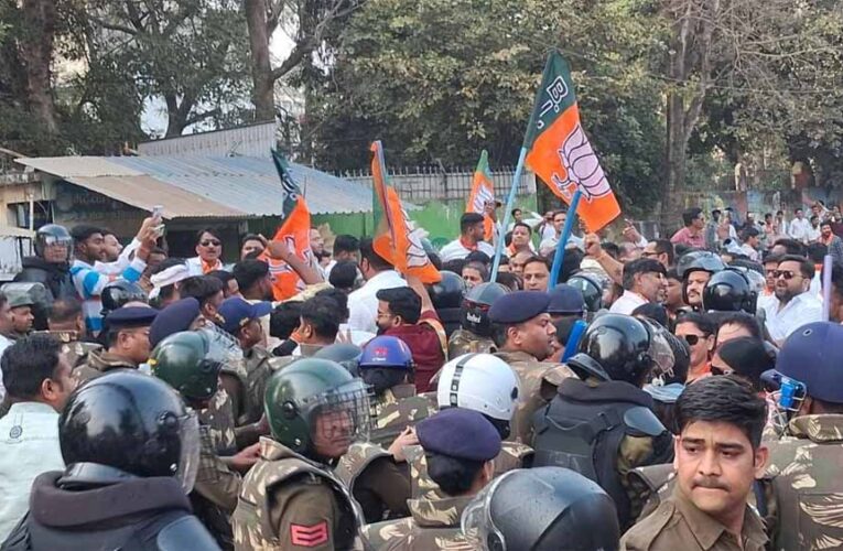 MP में सियासी घमासान: पुतला दहन के बाद भाजपा-कांग्रेस कार्यकर्ता आमने-सामने, थाने का घेराव