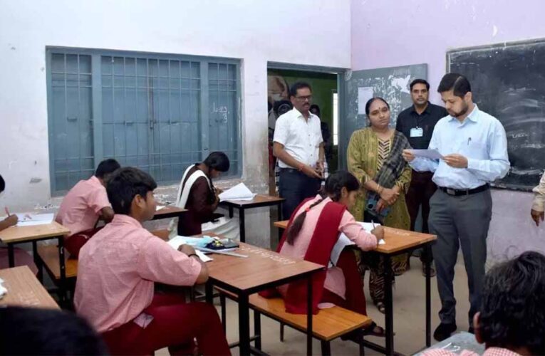 अंग्रेजी की परीक्षा में 269 परीक्षार्थी गैरहाजिर, कलेक्टर ने किया परीक्षा केन्द्रों का आकस्मिक निरीक्षण