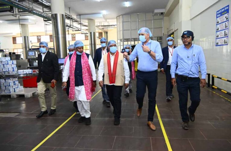 उपमुख्यमंत्री विजय शर्मा और वन मंत्री केदार कश्यप ने किया आधुनिक डेयरियों का निरीक्षण, पशुपालकों-बिहान दीदियों से संवाद