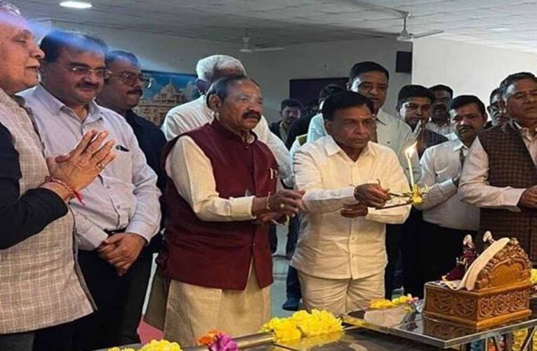 अक्षरधाम मंदिर में उप मुख्यमंत्री श्री देवड़ा ने की नागरिकों की सुख-समृद्धि के लिये प्रार्थना