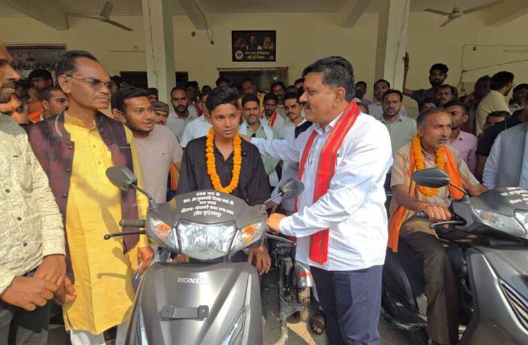 स्कूटी मिलने से लाभार्थियों में खुशी की लहर, उपमुख्यमंत्री के प्रति जताया आभार