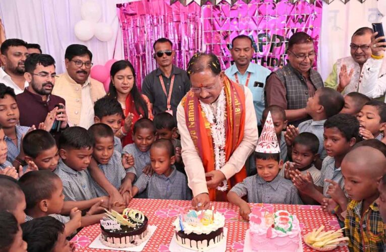 बच्चों की मुस्कान से मना मुख्यमंत्री साय का जन्मदिन, सेवा का दिया बड़ा संदेश  मुख्यमंत्री साय ने बच्चों संग बांटी खुशियाँ, मुस्कान बना सबसे खास तोहफा  केक नहीं, बच्चों की खुशी बनी मुख्यमंत्री साय के जन्मदिन की असली सौगात