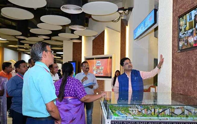 शहीद वीर नारायण सिंह जनजातीय संग्रहालय में स्वच्छता के लिए अधिकारियों-कर्मचारियों का संकल्प