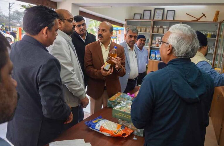 भारतीय कृषि अनुसंधान परिषद के महानिदेशक ने इंदिरा गांधी कृषि विश्वविद्यालय के उत्पाद विक्रय काउंटर का किया अवलोकन