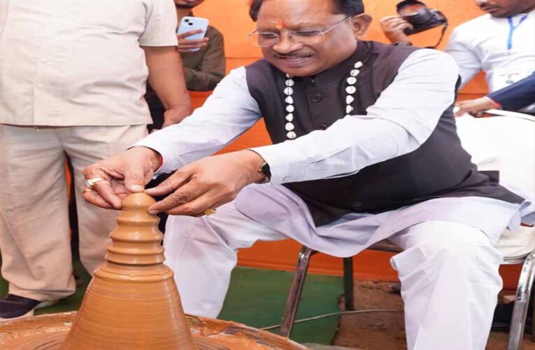 मुख्यमंत्री  साय ने कुम्हार के चाक पर गढ़ा दीया, पारंपरिक शिल्पकारों से किया आत्मीय संवाद: