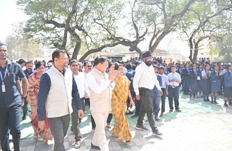 स्वामी आत्मानंद उत्कृष्ट हिंदी विद्यालय एनसीडीसी के 68 छात्रों को मिली साइकिल