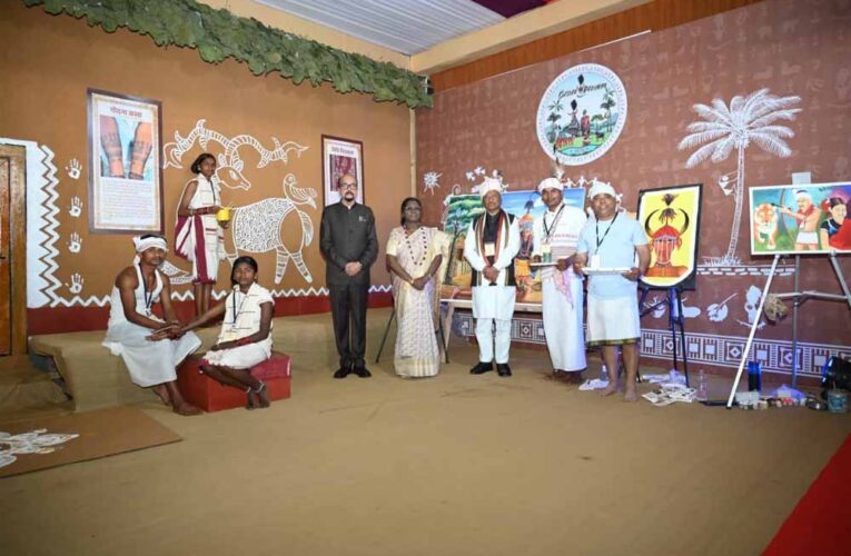 राष्ट्रपति द्रौपदी मुर्मु ने जनजातीय परंपराओं व संस्कृति पर आधारित भव्य प्रदर्शनी का अवलोकन किया