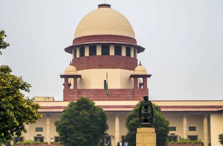 पाकिस्तान से आए हिंदुओं को गरिमापूर्ण जीवन की व्यवस्था भी हो: सुप्रीम कोर्ट