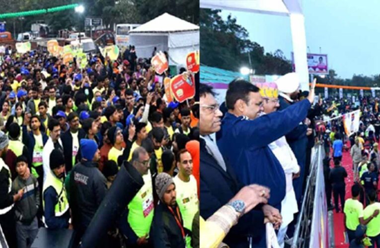 एयू मैराथन को CM ने दिखाई हरी झंडी, मिलिंद सोमन संग दौड़ा जयपुर
