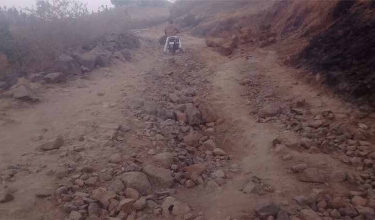 ग्रामीणों को हो रही आने जाने में असुविधा पहुंच मार्ग हुआ गड्ढे पत्थरों में तब्दील
