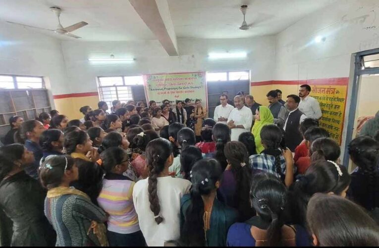 कच्ची रोटियां देख भड़के केंद्रीय मंत्री खटीक, बोले– अपनी बेटी समझकर खिलाओ खाना