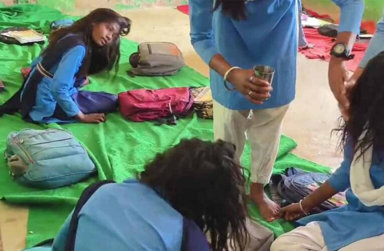 उमरिया के स्कूल में छात्राओं के झूमने से फैली दहशत, डॉक्टर बोले– नॉर्मल; ग्रामीणों ने कराई झाड़-फूंक