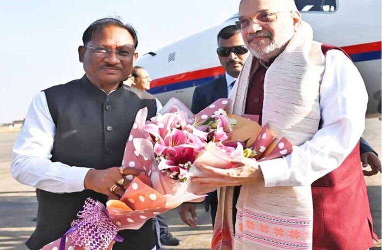 तीन दिवसीय छत्तीसगढ़ दौरे पर पहुंचे केंद्रीय गृह एवं सहकारिता मंत्री  अमित शाह : मुख्यमंत्री  विष्णुदेव साय ने स्वामी विवेकानंद विमानतल पर किया आत्मीय स्वागत