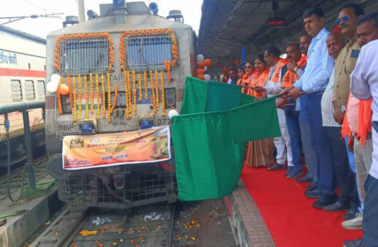850 श्रद्धालुओं का जत्था अयोध्या धाम एवं काशी विश्वनाथ के दर्शन के लिए भारत गौरव स्पेशल ट्रेन से अयोध्या रवाना