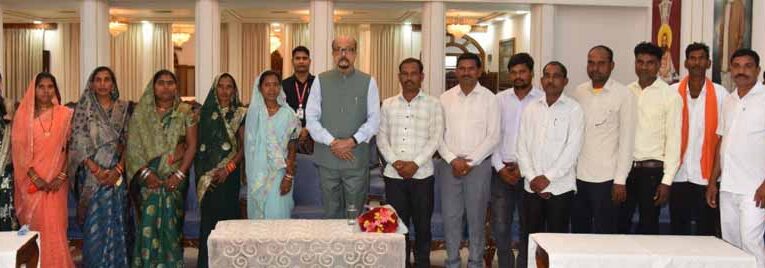 राज्यपाल के गोद लिए ग्राम बिजली के ग्रामीणों का लोकभवन दौरा, विकास कार्यों की ली जानकारी