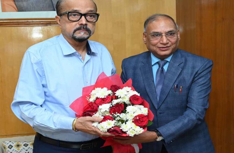 राज्यपाल  रमेन डेका से राज्य उपभोक्ता विवाद प्रतितोष आयोग के अध्यक्ष  चौरड़िया ने की सौजन्य भेंट