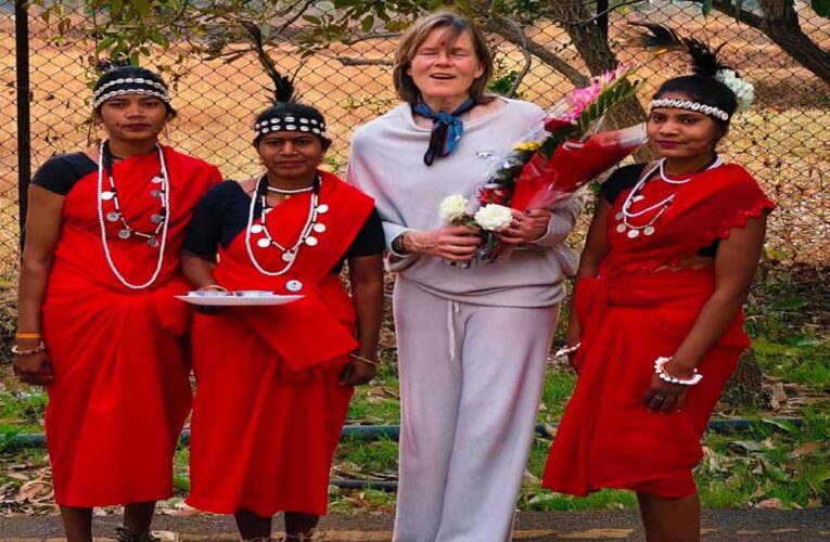 पर्यटन विशेषज्ञ  किर्सी ने ग्रामीण महिलाओं संग किया महुआ संग्रहण, बस्तर की जैव विविधता और लोकसंस्कृति से हुए अभिभूत