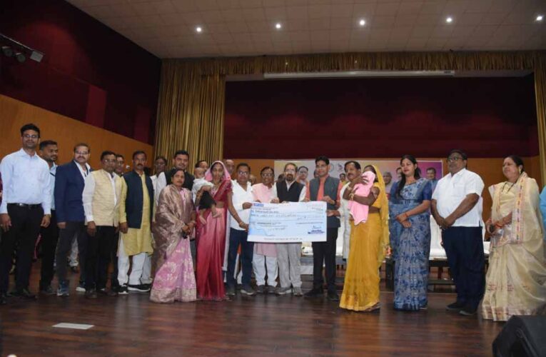 श्रम विभाग की कल्याणकारी योजनाओं का अधिक से अधिक लाभ लेने श्रमिक भाई -बहन बनें जागरूक- राजस्व मंत्री वर्मा