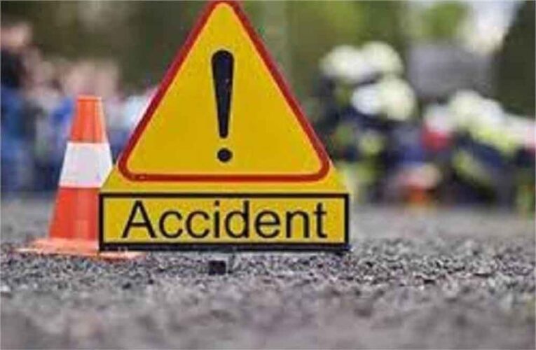 गुजरात में भीषण सड़क हादसा: तेज रफ्तार मिनीवैन डिवाइडर से टकराई, 5 की मौत, 6 घायल