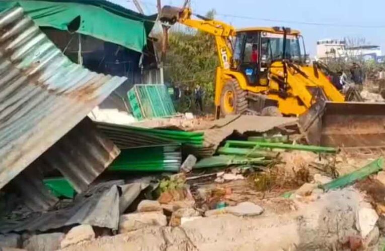 उज्जैन में पंच पीर मजार के पास अतिक्रमण पर चला बुलडोजर, सालों पुरानी सैटेलाइट तस्वीरों से हुआ खुलासा