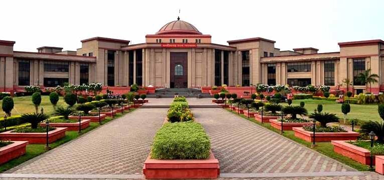 हाईकोर्ट का बड़ा आदेश: रिटायरमेंट के 6 महीने बाद GPF वसूली अवैध, रिटायर्ड लेक्चरर को मिली राहत