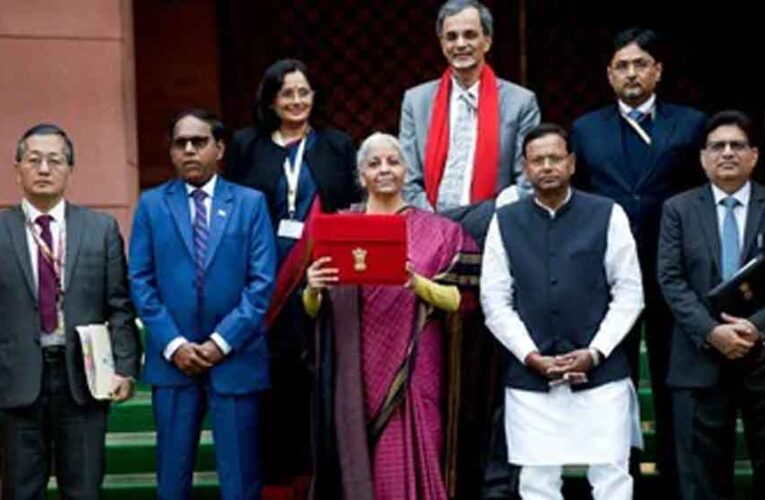 निर्मला सीतारमण का ऐतिहासिक कारनामा: लगातार 9वीं बार बजट पेश, अब अगला रिकॉर्ड भी निशाने पर