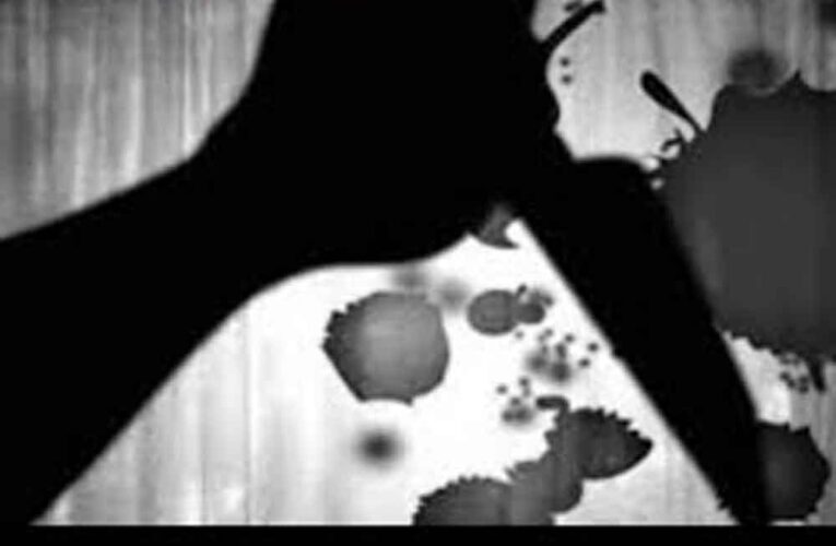 रोहिणी में टोपी बनी मौत की वजह! एक ने पकड़ा, दूसरे ने घोंपा चाकू—पोस्टमार्टम में खुला खौफनाक राज